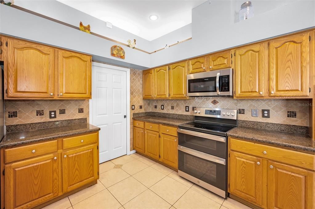 合同活跃: $749,000 (4 贝兹, 3 浴室, 2642 平方英尺)