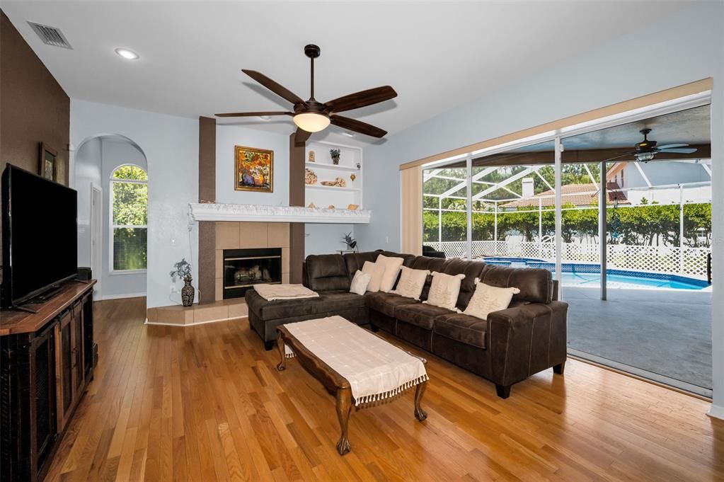 合同活跃: $749,000 (4 贝兹, 3 浴室, 2642 平方英尺)