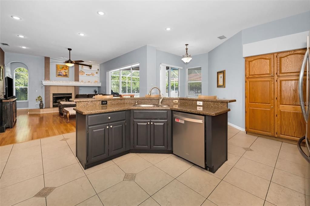 合同活跃: $749,000 (4 贝兹, 3 浴室, 2642 平方英尺)