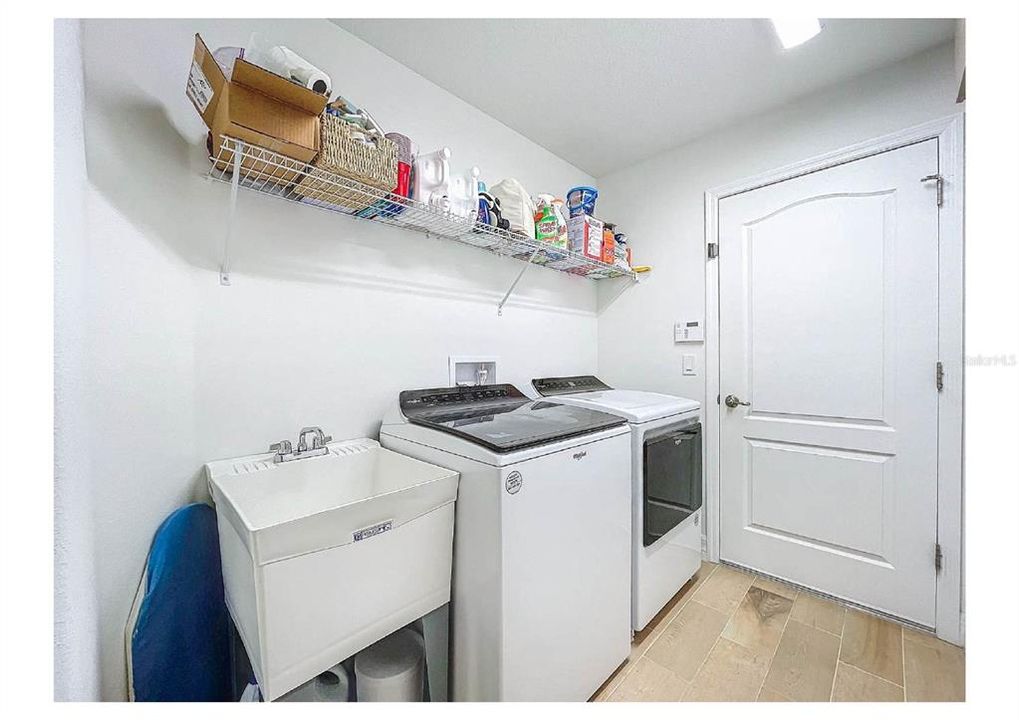 Под контрактом: $645,000 (4 спален, 3 ванн, 2040 Квадратных фут)