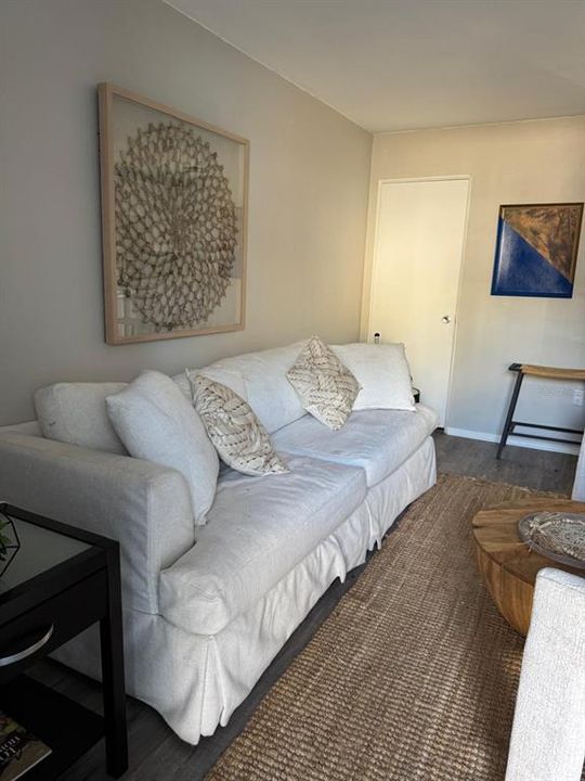 For Sale: $299,999 (2 beds, 1 baths, 710 Square Feet)