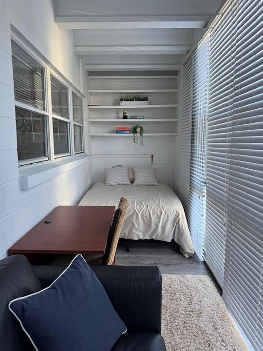 For Sale: $299,999 (2 beds, 1 baths, 710 Square Feet)