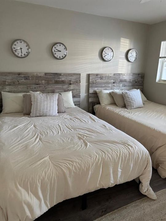 For Sale: $299,999 (2 beds, 1 baths, 710 Square Feet)