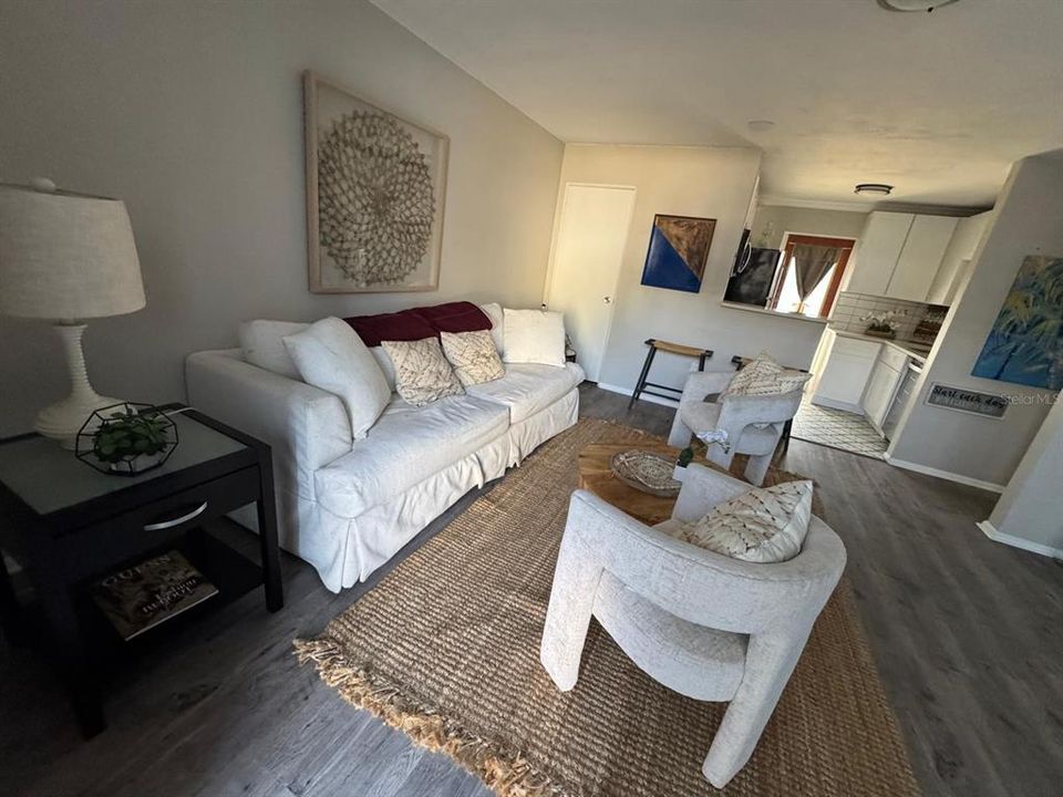 For Sale: $299,999 (2 beds, 1 baths, 710 Square Feet)