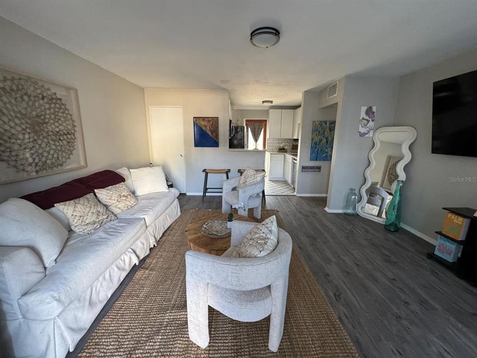 For Sale: $299,999 (2 beds, 1 baths, 710 Square Feet)