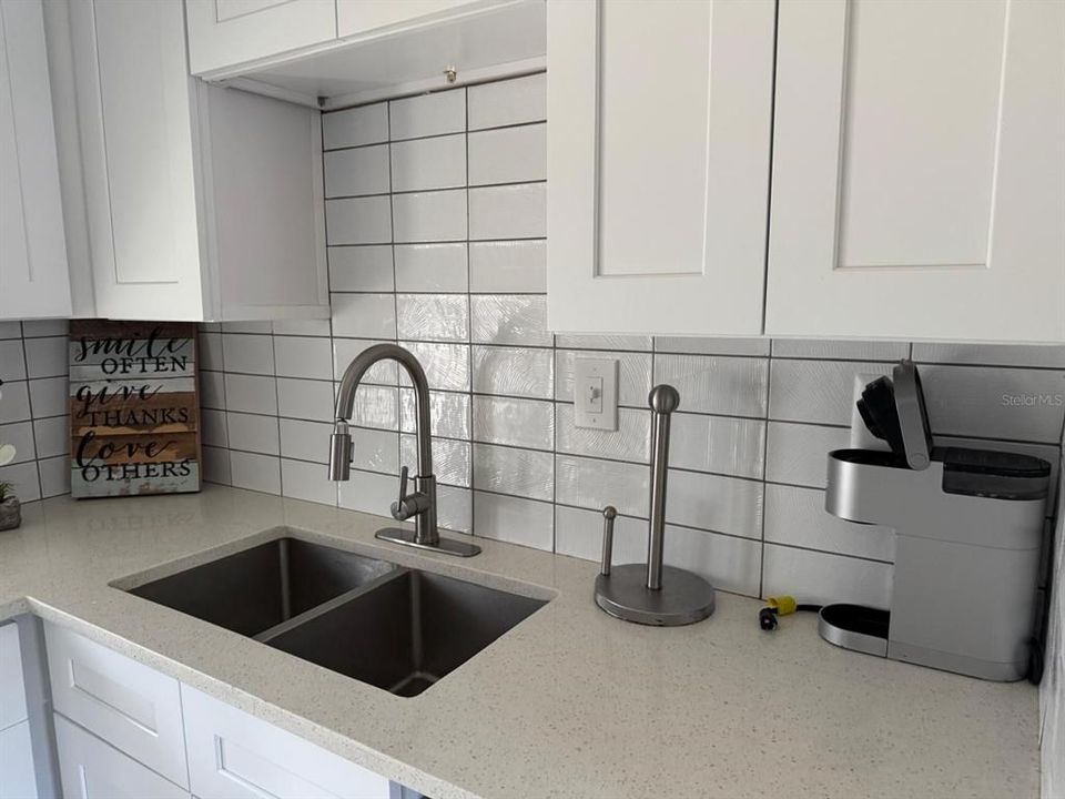 For Sale: $299,999 (2 beds, 1 baths, 710 Square Feet)