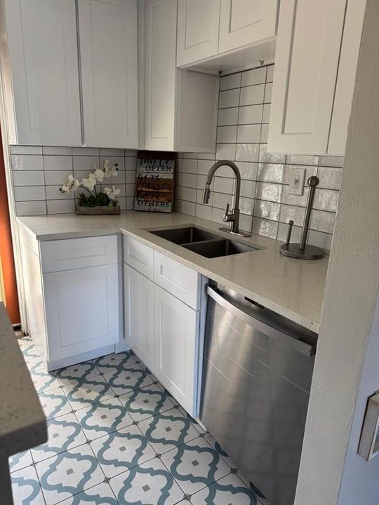 For Sale: $299,999 (2 beds, 1 baths, 710 Square Feet)