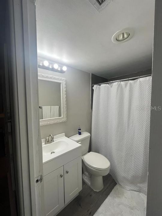 For Sale: $299,999 (2 beds, 1 baths, 710 Square Feet)