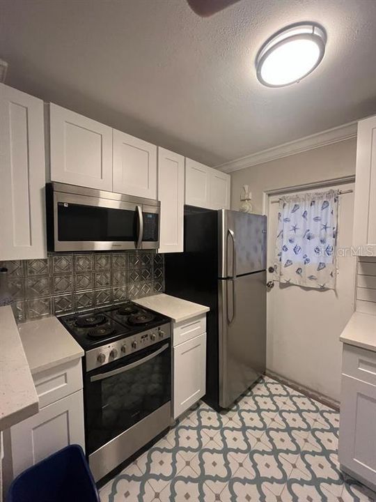 For Sale: $299,999 (2 beds, 1 baths, 710 Square Feet)