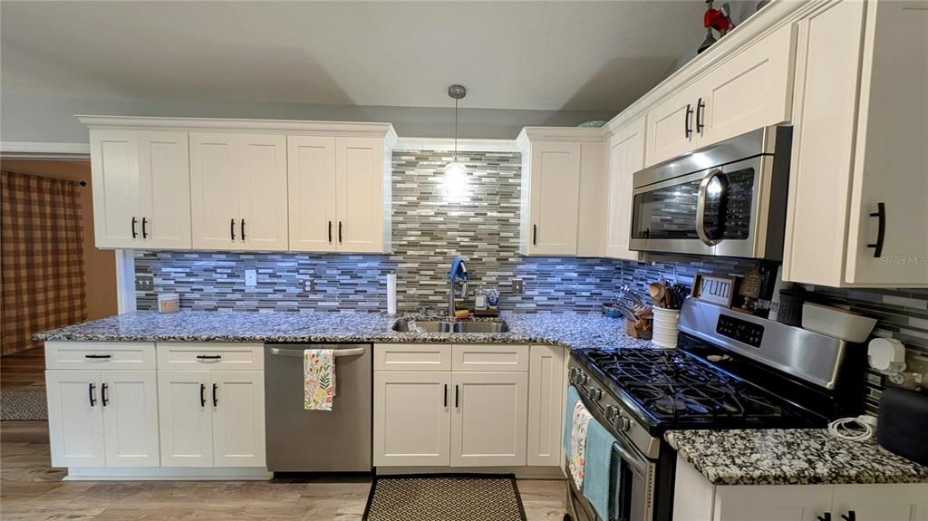 待售: $415,000 (5 贝兹, 3 浴室, 2724 平方英尺)