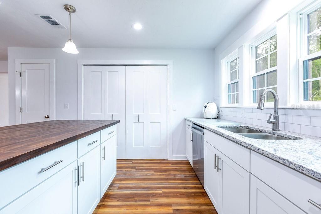 En Venta: $330,000 (3 camas, 2 baños, 1852 Pies cuadrados)