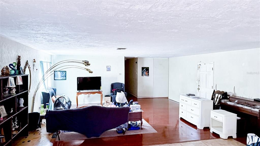 Под контрактом: $560,000 (3 спален, 2 ванн, 2227 Квадратных фут)