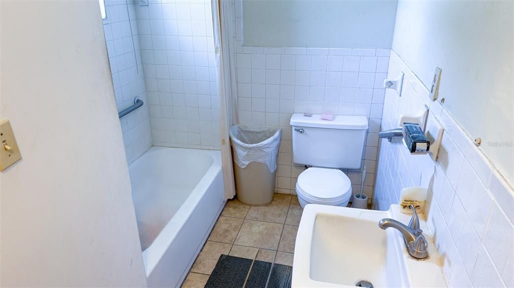 Под контрактом: $560,000 (3 спален, 2 ванн, 2227 Квадратных фут)