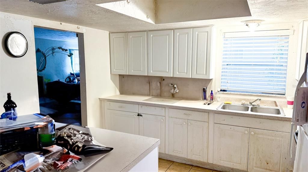 Под контрактом: $560,000 (3 спален, 2 ванн, 2227 Квадратных фут)