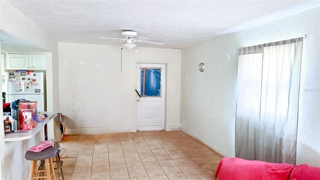 Под контрактом: $560,000 (3 спален, 2 ванн, 2227 Квадратных фут)