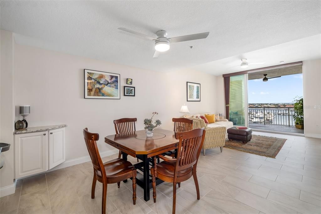 En Venta: $560,000 (2 camas, 2 baños, 1701 Pies cuadrados)