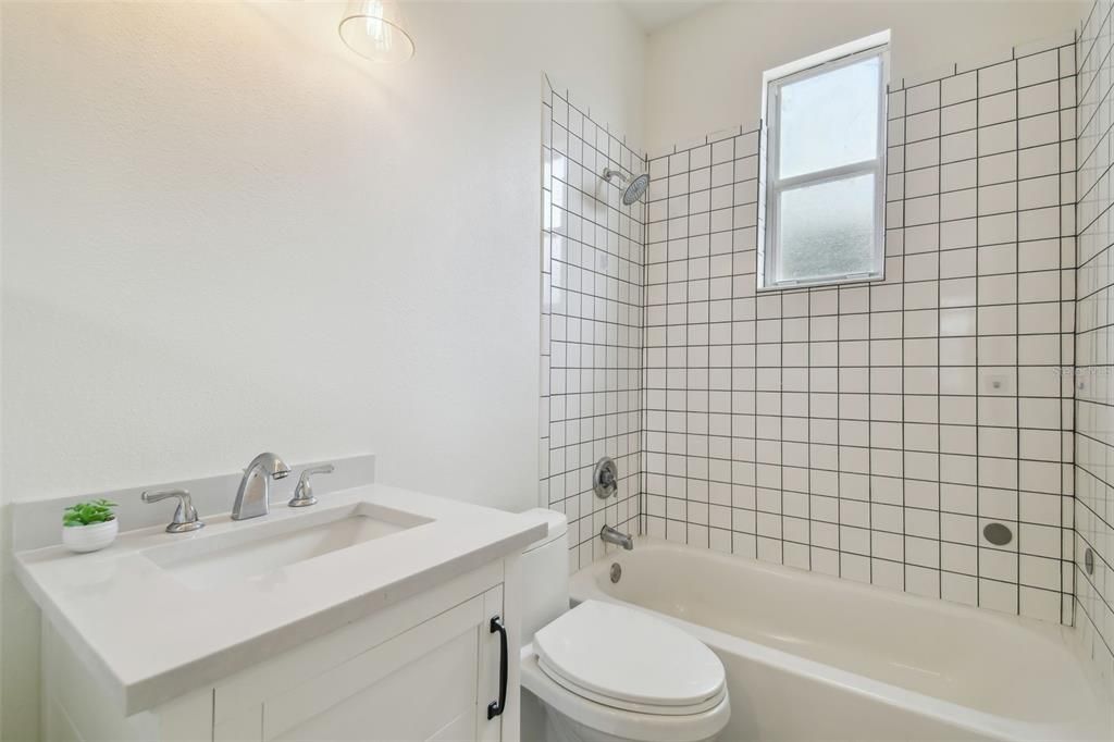 合同活跃: $345,000 (3 贝兹, 2 浴室, 1126 平方英尺)