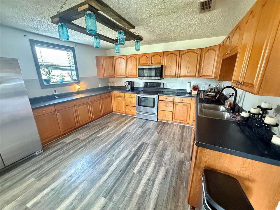 待售: $550,000 (4 贝兹, 3 浴室, 2464 平方英尺)