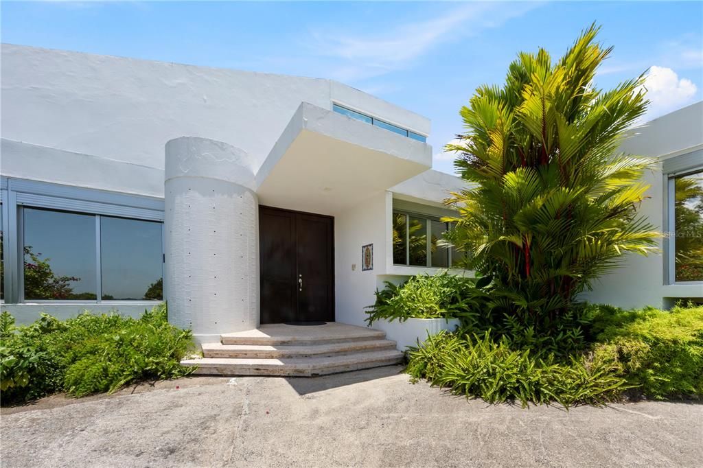 Recently Rented: $8,500 (5 beds, 4 baths, 4820 Square Feet)