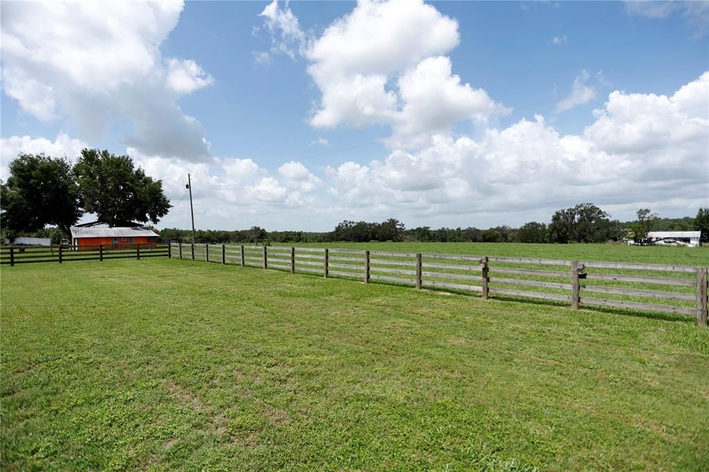 На продажу: $4,000,000 (115.90 acres)