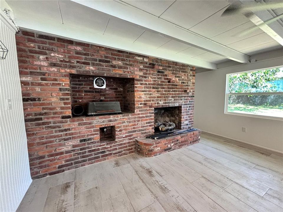 合同活跃: $499,000 (4 贝兹, 3 浴室, 3644 平方英尺)