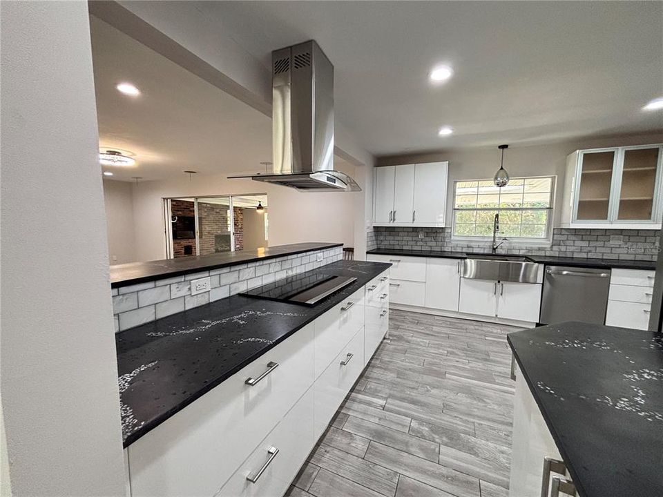 合同活跃: $499,000 (4 贝兹, 3 浴室, 3644 平方英尺)