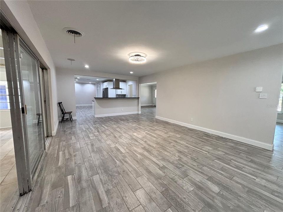 合同活跃: $499,000 (4 贝兹, 3 浴室, 3644 平方英尺)