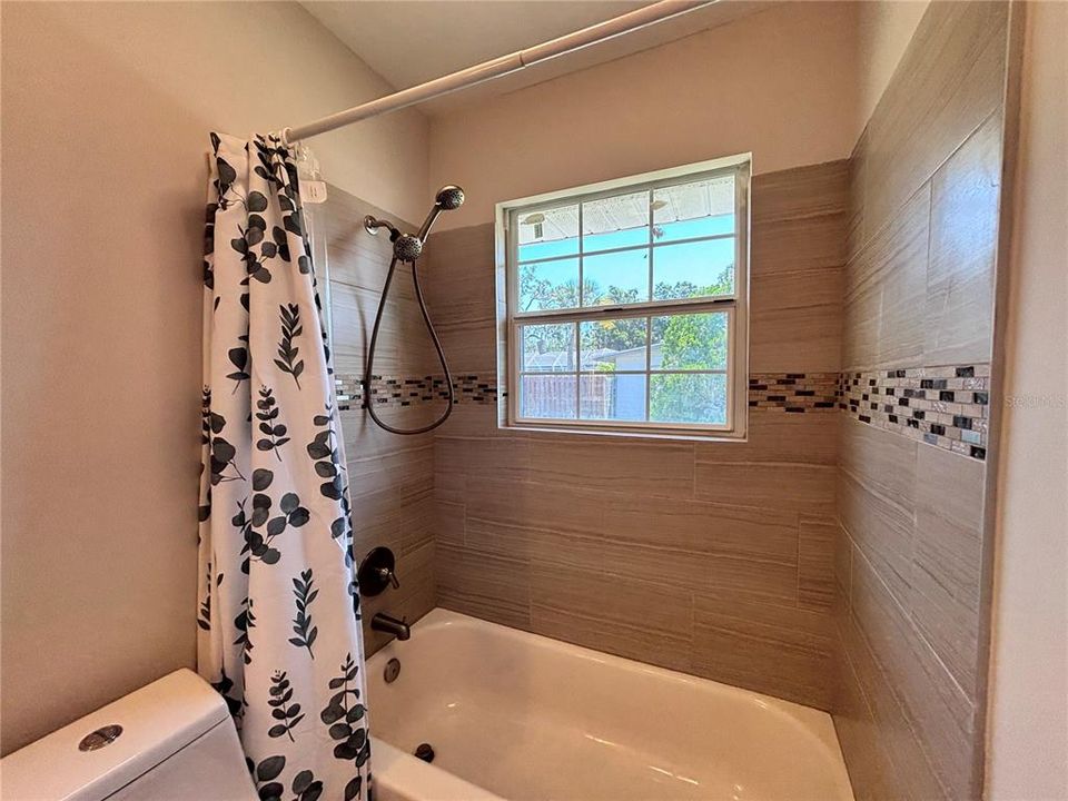 合同活跃: $499,000 (4 贝兹, 3 浴室, 3644 平方英尺)