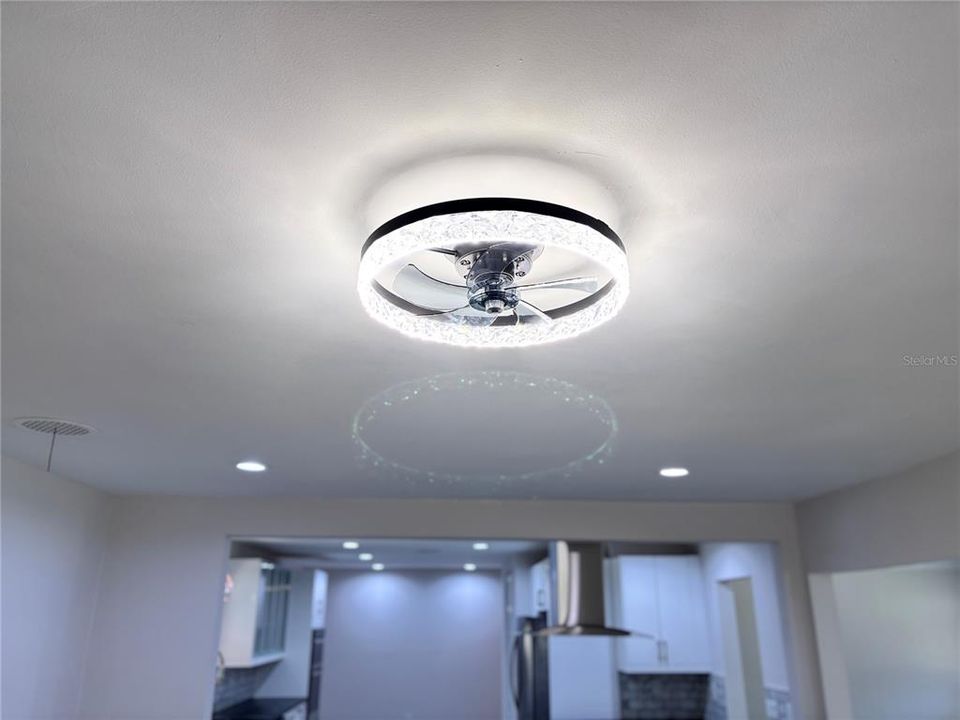 合同活跃: $499,000 (4 贝兹, 3 浴室, 3644 平方英尺)