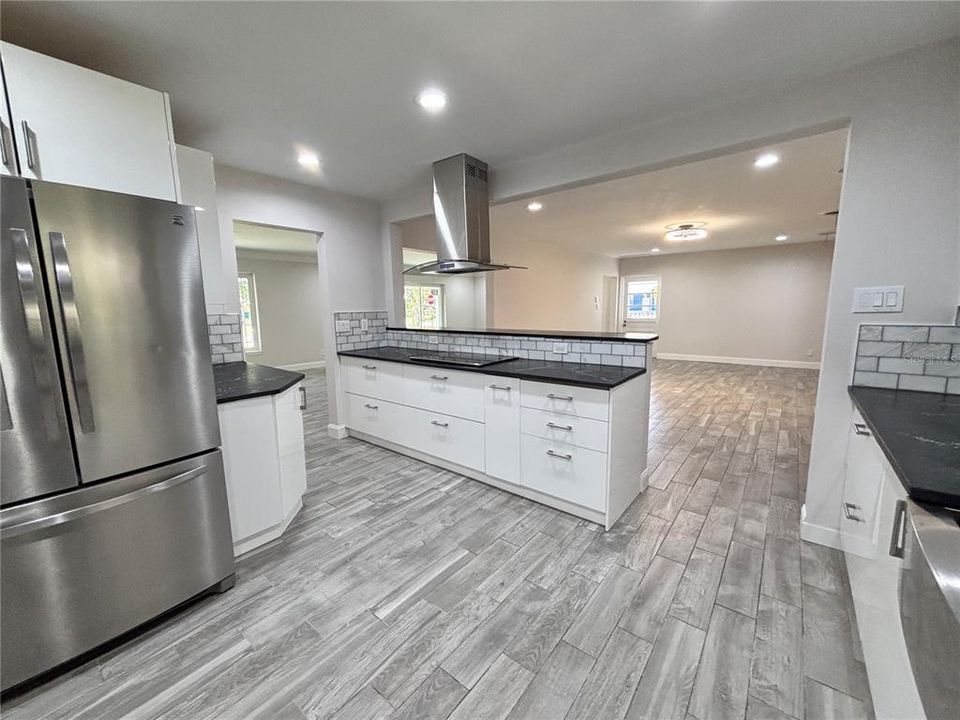 合同活跃: $499,000 (4 贝兹, 3 浴室, 3644 平方英尺)