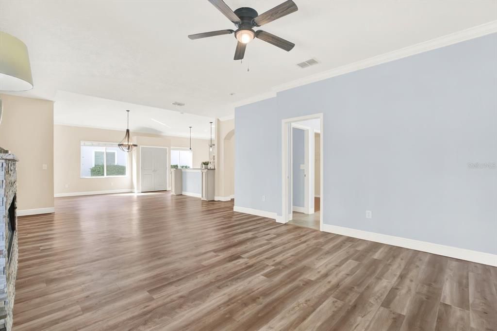 Activo con contrato: $699,000 (4 camas, 2 baños, 2540 Pies cuadrados)