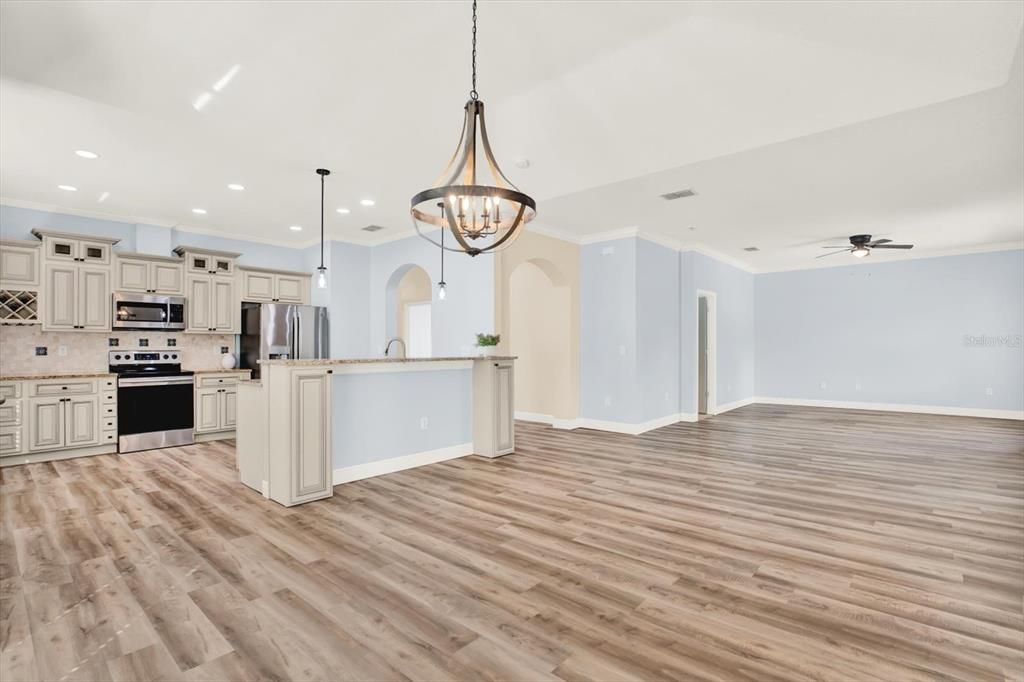 Activo con contrato: $699,000 (4 camas, 2 baños, 2540 Pies cuadrados)