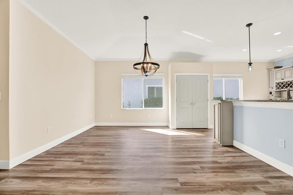 Activo con contrato: $699,000 (4 camas, 2 baños, 2540 Pies cuadrados)