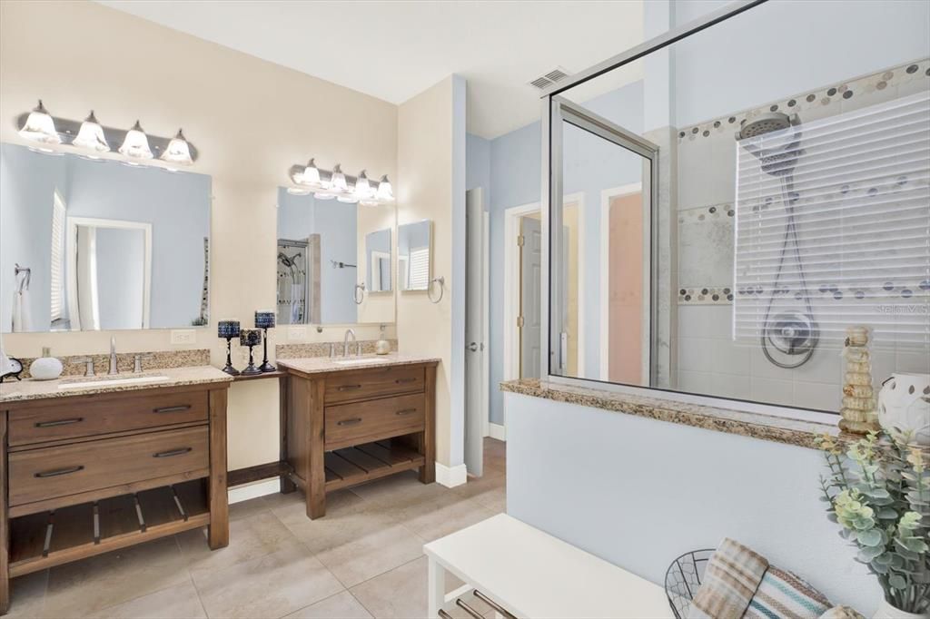 Activo con contrato: $699,000 (4 camas, 2 baños, 2540 Pies cuadrados)