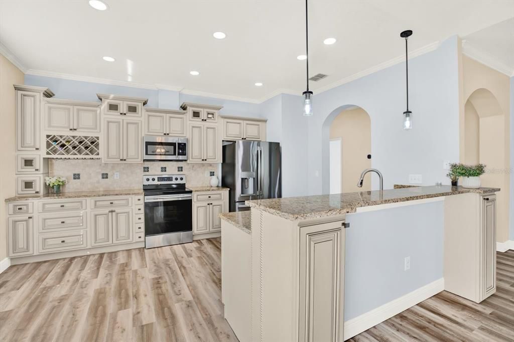 Activo con contrato: $699,000 (4 camas, 2 baños, 2540 Pies cuadrados)