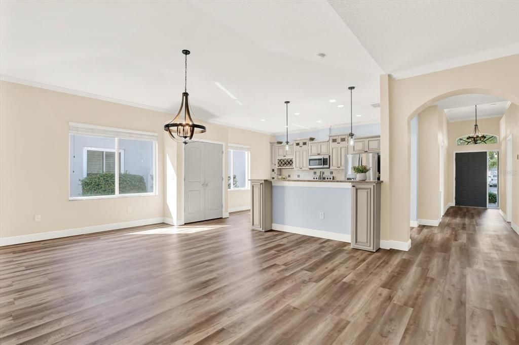 Activo con contrato: $699,000 (4 camas, 2 baños, 2540 Pies cuadrados)