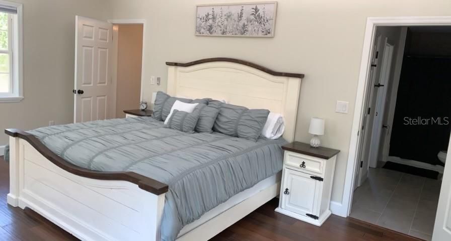 For Sale: $1,799,000 (2 beds, 2 baths, 1280 Square Feet)