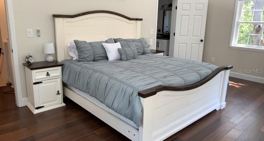 For Sale: $1,799,000 (2 beds, 2 baths, 1280 Square Feet)