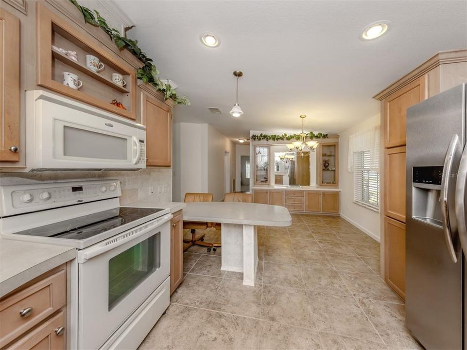 合同活跃: $239,900 (2 贝兹, 2 浴室, 1656 平方英尺)