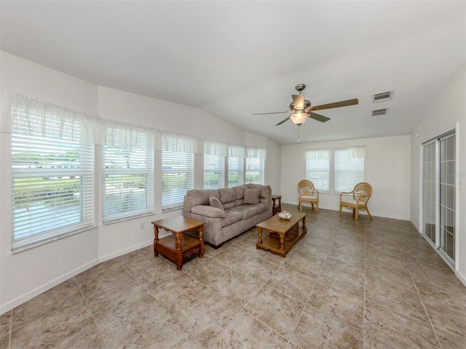 合同活跃: $239,900 (2 贝兹, 2 浴室, 1656 平方英尺)