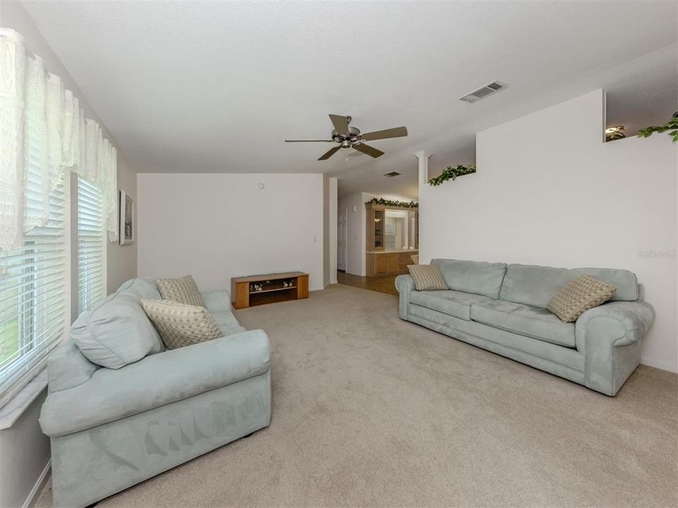 合同活跃: $239,900 (2 贝兹, 2 浴室, 1656 平方英尺)