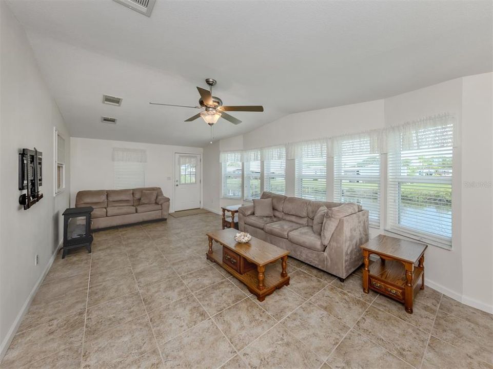 合同活跃: $239,900 (2 贝兹, 2 浴室, 1656 平方英尺)