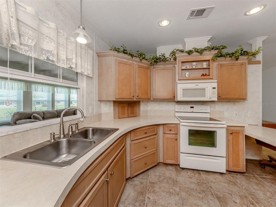 合同活跃: $239,900 (2 贝兹, 2 浴室, 1656 平方英尺)