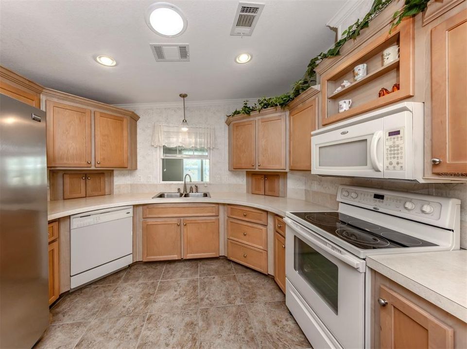 合同活跃: $239,900 (2 贝兹, 2 浴室, 1656 平方英尺)