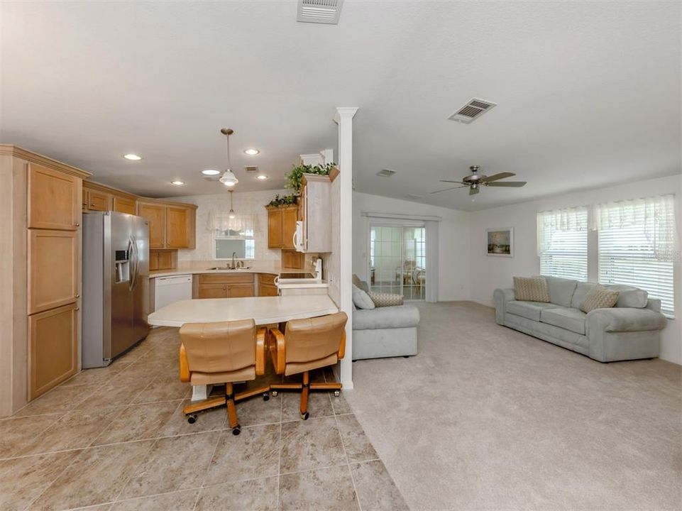 合同活跃: $239,900 (2 贝兹, 2 浴室, 1656 平方英尺)