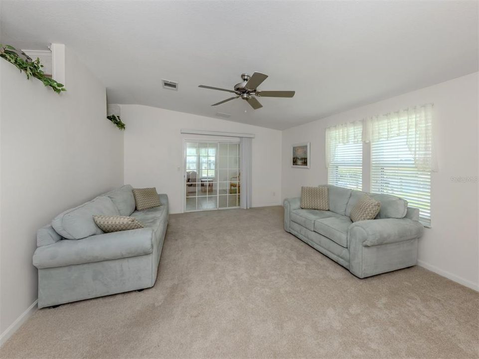 合同活跃: $239,900 (2 贝兹, 2 浴室, 1656 平方英尺)