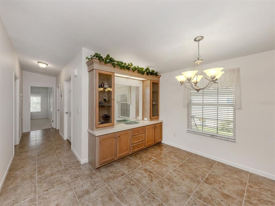 合同活跃: $239,900 (2 贝兹, 2 浴室, 1656 平方英尺)