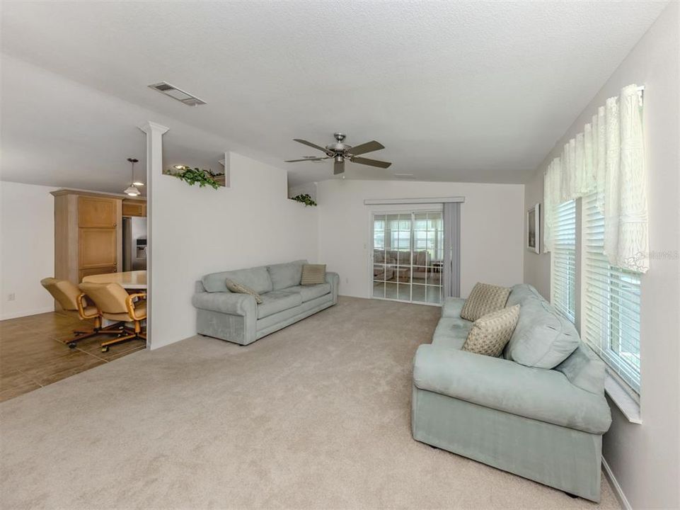 合同活跃: $239,900 (2 贝兹, 2 浴室, 1656 平方英尺)