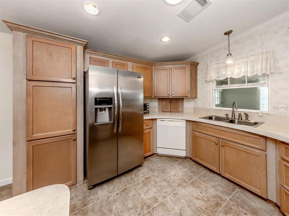 合同活跃: $239,900 (2 贝兹, 2 浴室, 1656 平方英尺)