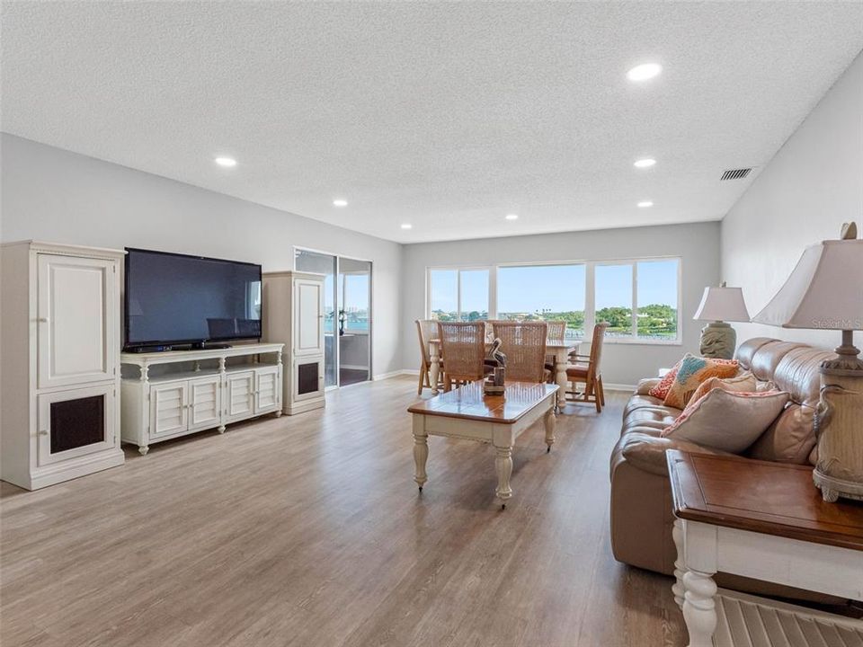 На продажу: $398,000 (2 спален, 2 ванн, 1580 Квадратных фут)